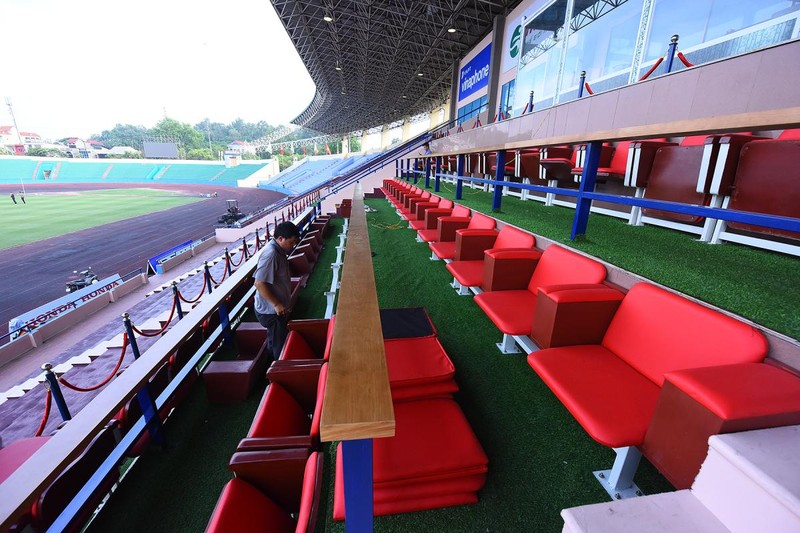 Khu vực khán đài VIP cũng đã hoàn thiện (ảnh: báo Thanh Niên) Khu vực khán đài VIP cũng đã hoàn thiện (ảnh: báo Thanh Niên)
