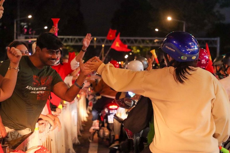 Mọi người bắt tay nhau ăn mừng trên đường phố Sài Gòn