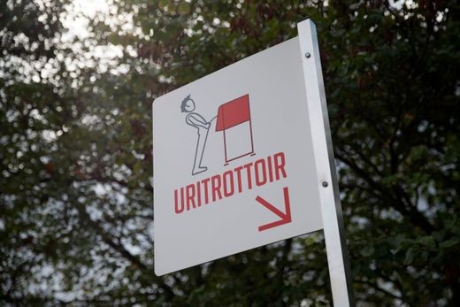 Biển hiệu Uritrottoir ngay bên bờ sông Seine