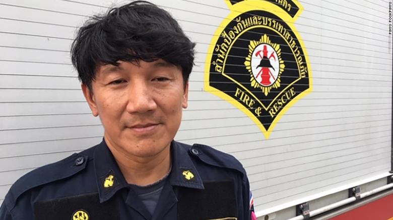 Anh Pinyo, lính cứu hỏa Thái Lan, may mắn sống sót sau cú cắn của rắn hổ mang chúa (Ảnh: CNN)