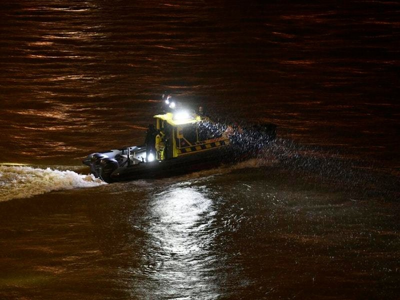 Tìm kiếm những người bị nạn trong đêm (Ảnh: AP)