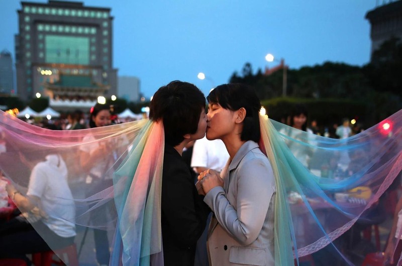 Một cặp đôi hôn nhau trong đám cưới tập thể ở Đài Bắc hôm 25/5 (Ảnh: EPA)