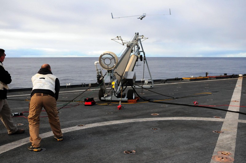 ScanEagle được phóng từ một khu trục hạm của Mỹ (Ảnh: USNavy)
