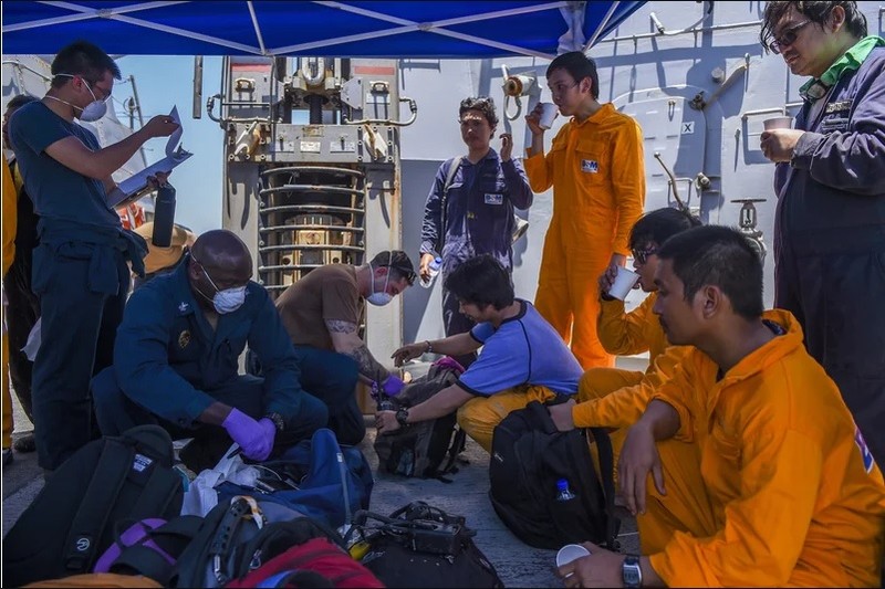 Thủy thủ trên tàu USS Bainbridge hỗ trợ các thủy thủ tàu Kokuka Courageous (Ảnh: Time)