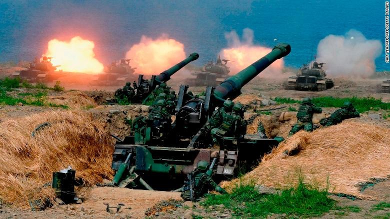 Xe tăng CM-11 do Mỹ sản xuất cùng nhiều pháo tự hành trong một cuộc tập trận ở miền Nam Đài Loan hôm 30/5 (Ảnh: CNN)