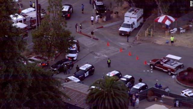 Xe cảnh sát và xe cứu thương xuất hiện dày đặc tại hiện trường vụ xả súng (Ảnh: CNN)