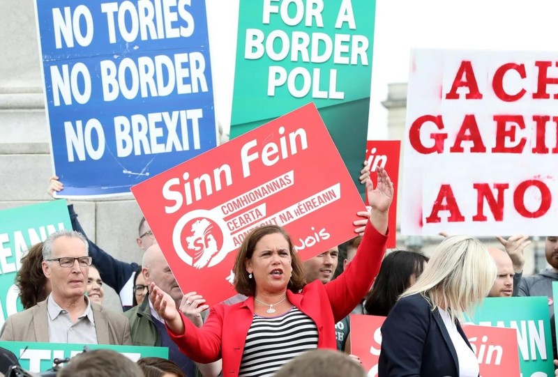 Những người biểu tình phản đối Brexit không thỏa thuận của ông Johnson ở Bắc Ireland (Ảnh: Washington Post)