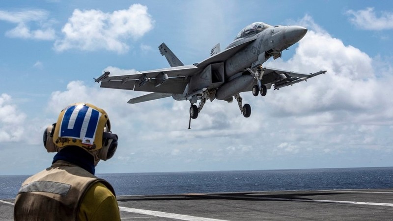 Nhóm tác chiến tàu sân bay USS Ronald Reagan tổ chức huấn luyện trên Biển Đông (Ảnh: RT)