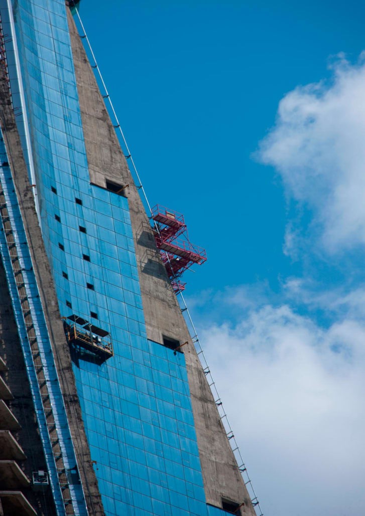 Khách sạn được ốp kính vào năm 2011 (Ảnh: CNN)