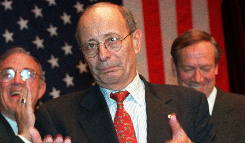 Cựu chính trị gia New York Alfonse D'Amato cũng từng hứng chỉ trích vì giả giọng châu Á (Ảnh: SCMP)