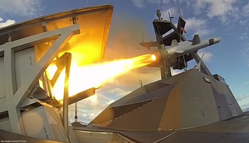 Hình ảnh tên lửa NSM được khai hỏa từ chiến hạm (Ảnh: Seaforces)