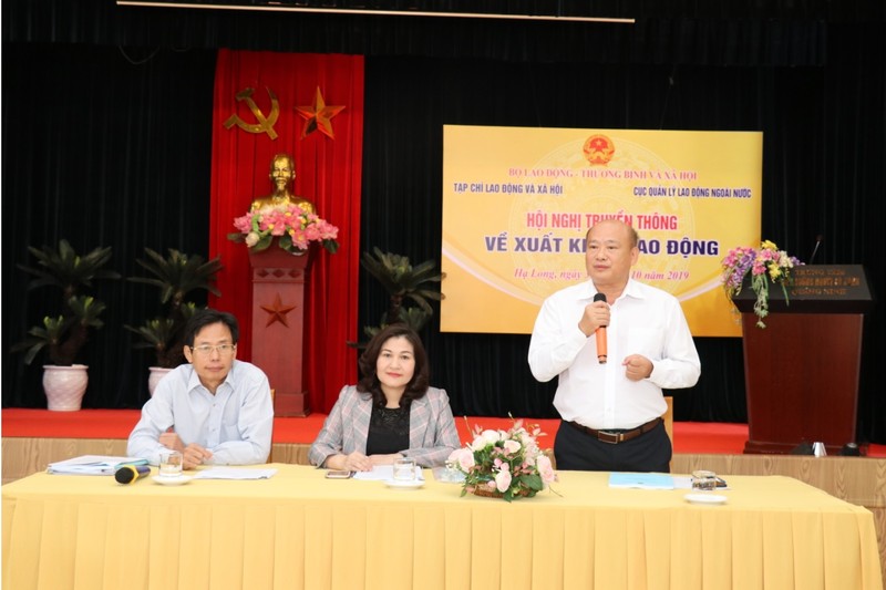 TS. Trần Ngọc Diễn (phải), Tổng biên tập Tạp chí Lao động và Xã hội, đồng chủ trì hội nghị (Ảnh: Khánh Duy)