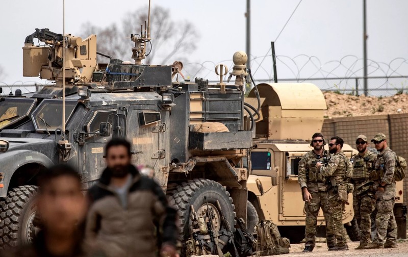 Binh sĩ Mỹ canh gác gần mỏ dầu Omar ở Deir Ezzor, miền Đông Syria hồi tháng 3 năm nay (Ảnh: Newsweek)