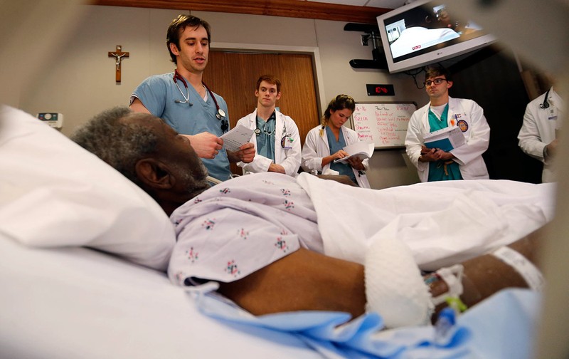 Bài 5: Sinh viên Mỹ: Không phải trả phí cho bệnh viện khi thực tập, mà còn được trả lương cao