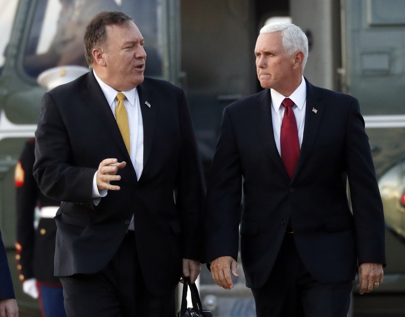 Hai nhân vật chủ chốt của Nhà Trắng gồm Ngoại trưởng Pompeo, Phó Tổng thống Pence giờ cũng bị lôi vào vụ bê bối (Ảnh: Time)