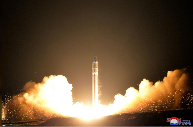 Tên lửa Hwasong-15 trong một vụ thử nghiệm (Ảnh: KCNA)
