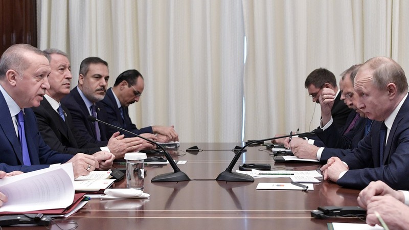 Tổng thống Nga Vladimir Putin và người đồng cấp Thổ Nhĩ Kỳ Recep Tayyip Erdogan gặp gỡ bên lề hội nghị tại Berlin (Ảnh: RT)