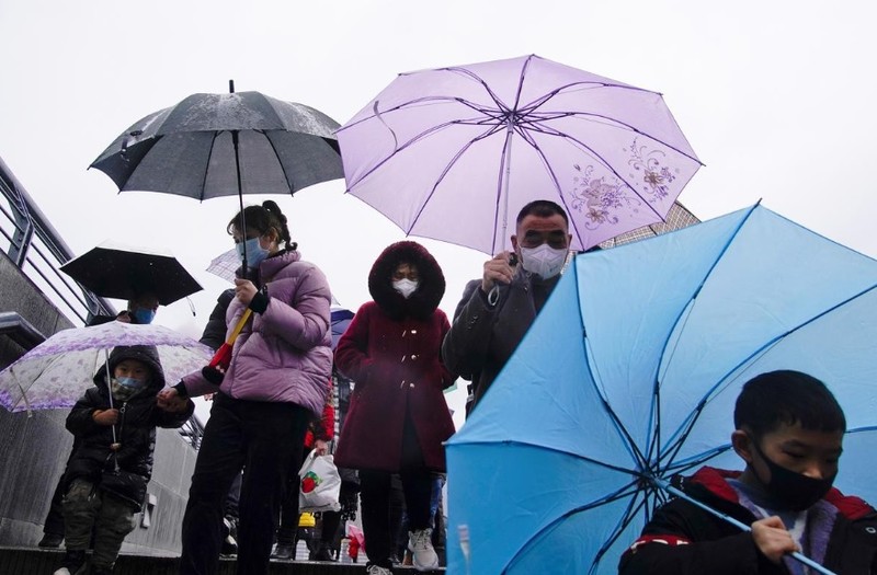 Người dân thành phố Thượng Hải mang khẩu trang như một biện pháp phòng dịch (Ảnh: Reuters)