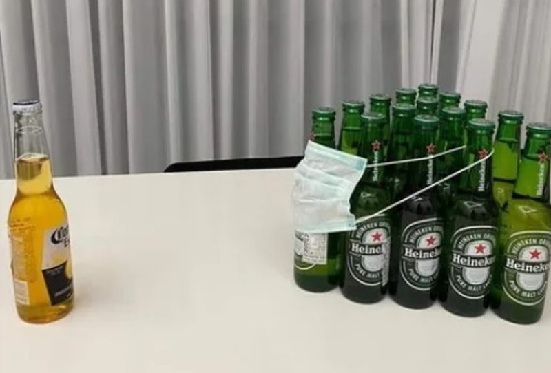 Một meme đùa giỡn về virus corona/bia corona đang phổ biến trên mạng xã hội (Ảnh: Facebook)