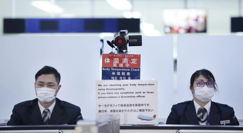 Nhân viên y tế Nhật Bản tại trạm kiểm tra thân nhiệt các hành khách đến từ Vũ Hán (Ảnh: AFP)