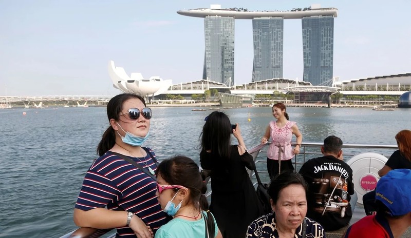 Du khách đứng ngắm cảnh tại Marina Bay Sands, Singapore (Ảnh: SCMP) Du khách đứng ngắm cảnh tại Marina Bay Sands, Singapore (Ảnh: SCMP)