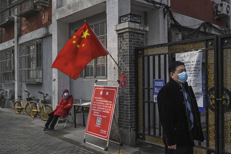 Người dân bên ngoài một tòa chung cư ở thủ đô Bắc Kinh, Trung Quốc (Ảnh: Getty)