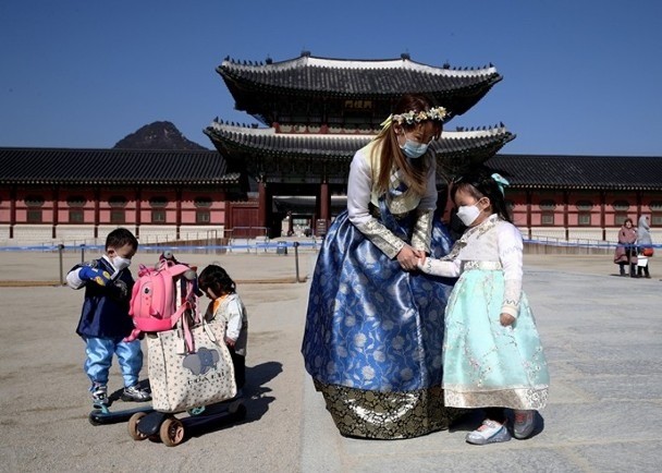 COVID-19 đang khiến ngành du lịch Hàn Quốc lao đao (Ảnh: AP)