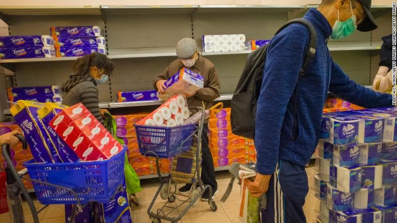 "Cơn sốt" mua giấy vệ sinh đang diễn ra ở Hong Kong (Ảnh: CNN)