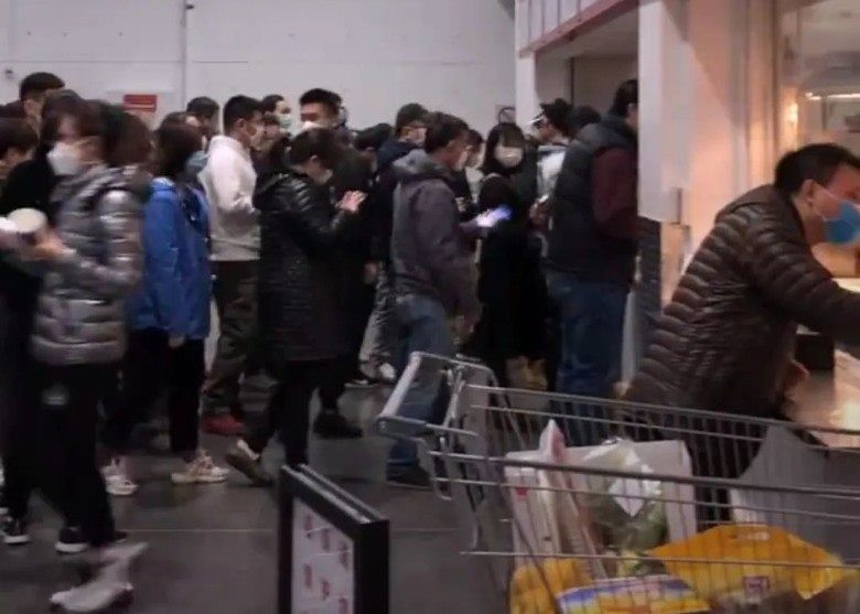 Dòng người xếp hàng đông nghịt trước cửa siêu thị Costco chiều 21/2 (Ảnh: Guancha) Dòng người xếp hàng đông nghịt trước cửa siêu thị Costco chiều 21/2 (Ảnh: Guancha)