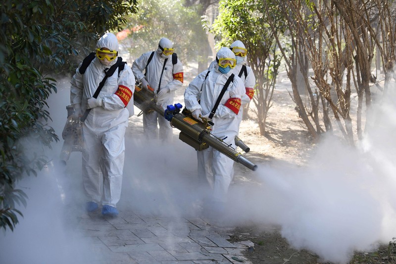 Nhân viên y tế phun thuốc chặn dịch bệnh ở Trung Quốc (Ảnh: AFP)