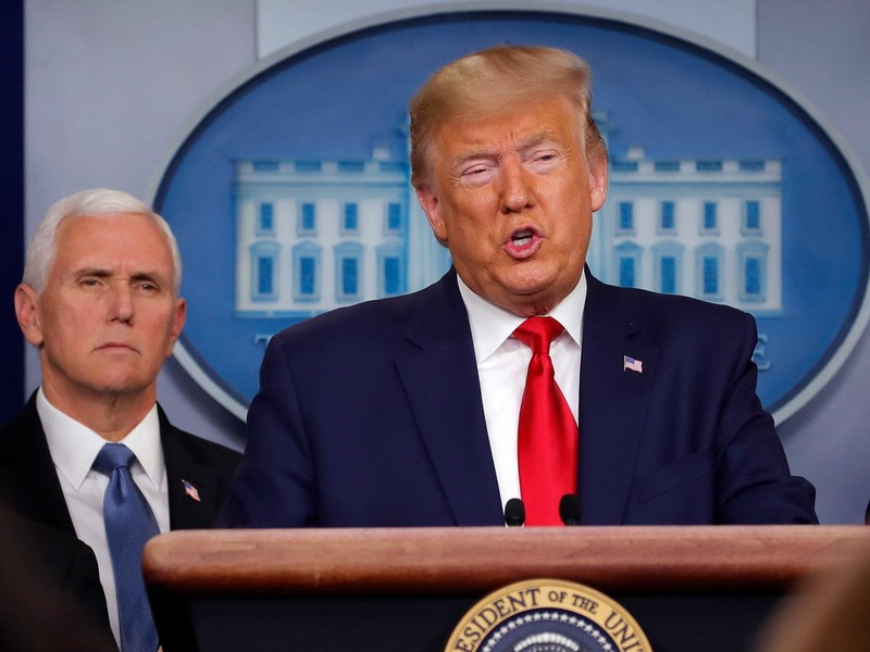 Tổng thống Mỹ Donald Trump trong cuộc họp báo tại Nhà Trắng hôm 2/1 (Ảnh: Business Insider)