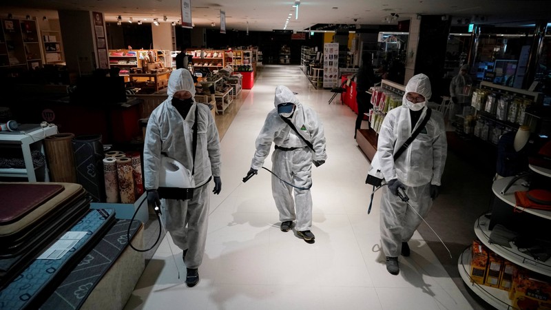 Phun thuốc phòng dịch tại một khu mua sắm ở Seoul, Hàn Quốc (Ảnh: Nikkei) Phun thuốc phòng dịch tại một khu mua sắm ở Seoul, Hàn Quốc (Ảnh: Nikkei)