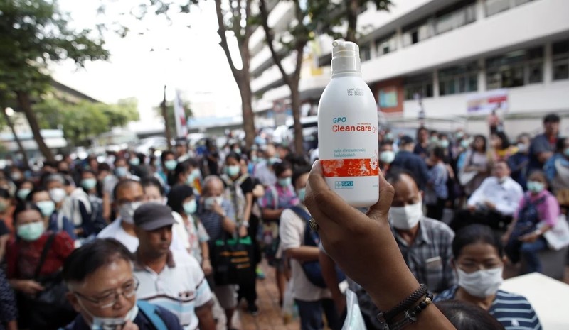 Người dân xếp hàng mua khẩu trang và dung dịch rửa tay tại cửa hàng thuốc nhà nước ở Bangkok, Thái Lan (Ảnh: EPA)