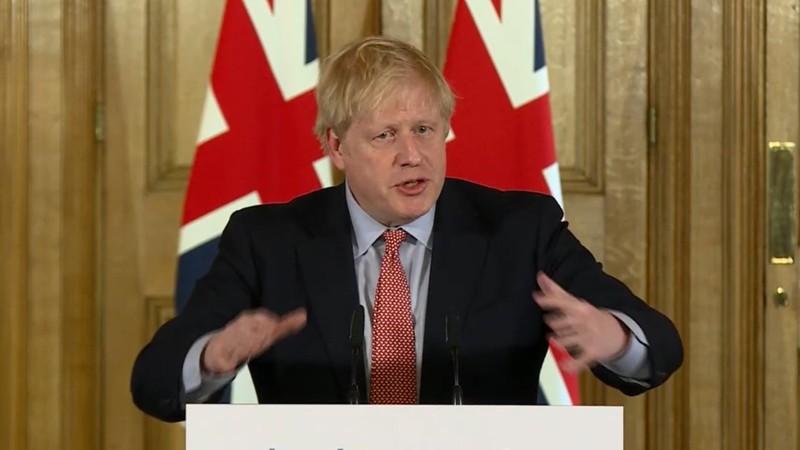 Thủ tướng Anh Boris Johnson chịu nhiều chỉ trích vì các biện pháp ngăn COVID-19 quá nhẹ tay (Ảnh: Independent)
