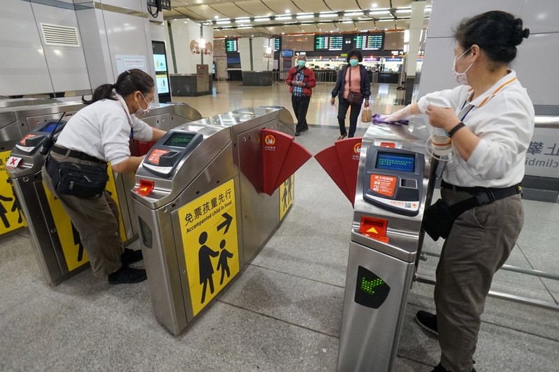 Khử trùng tại một trạm xe lửa ở Đài Loan (Ảnh: CNA)