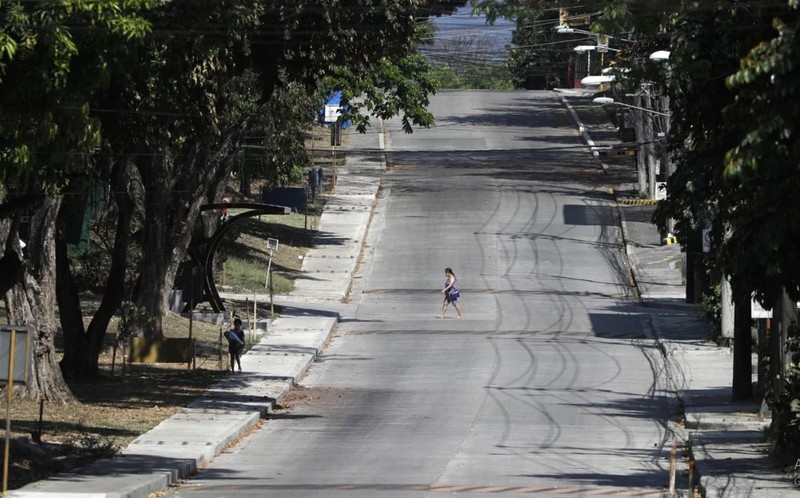 Một dãy phố vắng người qua lại ở thủ đô Manila, Philippines do dịch COVID-19 (Ảnh: AP)