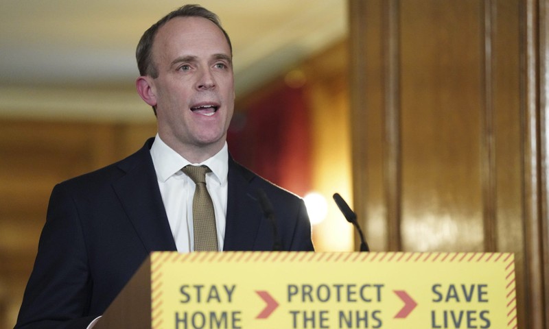 Ngoại trưởng Dominic Raab được xem là nhân vật thay thế ông Johnson điều hành chính phủ trong trường hợp xấu (Ảnh: Guardian)