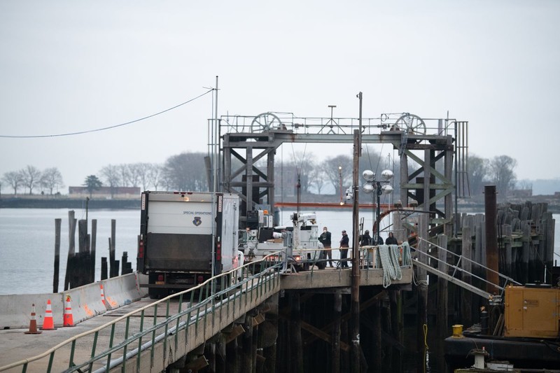 Thi thể người chết được chuyển bằng phà ra đảo Hart (Ảnh: NYDaily)