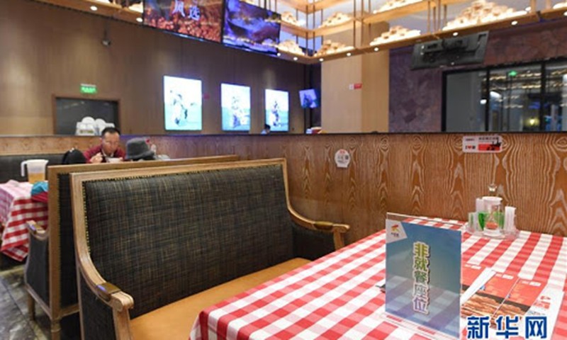 Các nhà hàng bán cá hồi, hải sản tươi sống ở thủ đô Bắc Kinh trở nên vắng khách (Ảnh: Global Times) Các nhà hàng bán cá hồi, hải sản tươi sống ở thủ đô Bắc Kinh trở nên vắng khách (Ảnh: Global Times)