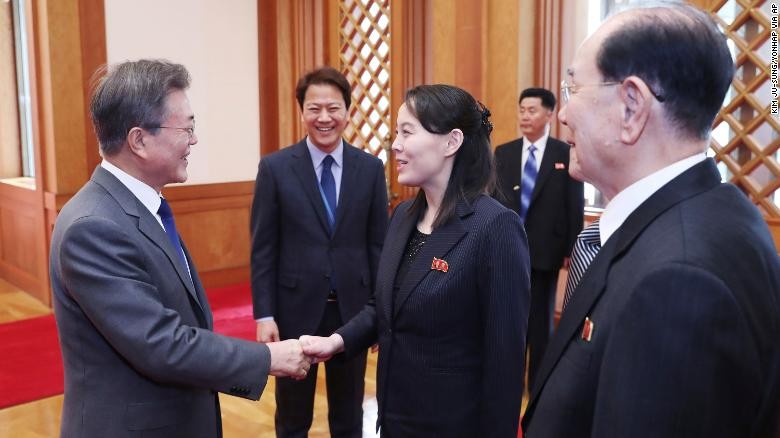 Tổng thống hàn Quốc Moon Jae-in bắt tay bà Kim Yo Jong (Ảnh: CNN)
