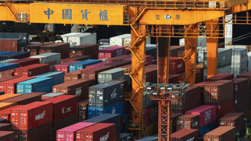 Xung đột giữa hai nước cũng ảnh hưởng tới cả lĩnh vực thương mại (Ảnh: FT)