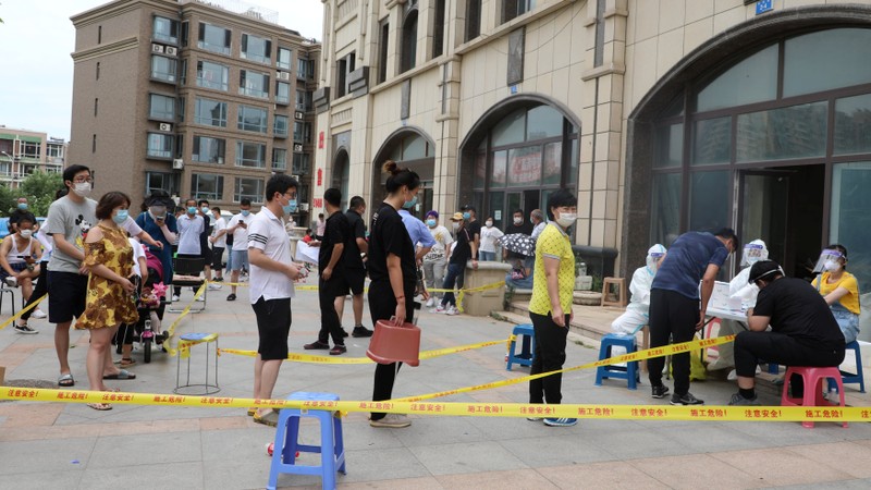 Chính quyền Trung Quốc thắt chặt các biện pháp chống dịch sau khi xuất hiện ổ dịch mới ở Đại Liên (Ảnh: Nikkei)