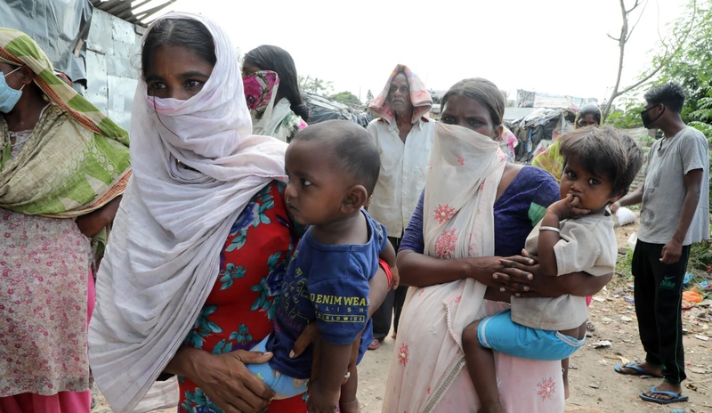 Xếp hàng xét nghiệm COVID-19 tại một khu ổ chuột ở Ấn Độ (Ảnh: EPA)