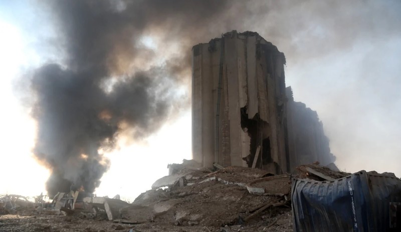 Khói bốc lên từ một kho chứa gạo ở Beirut (Ảnh: EPA)