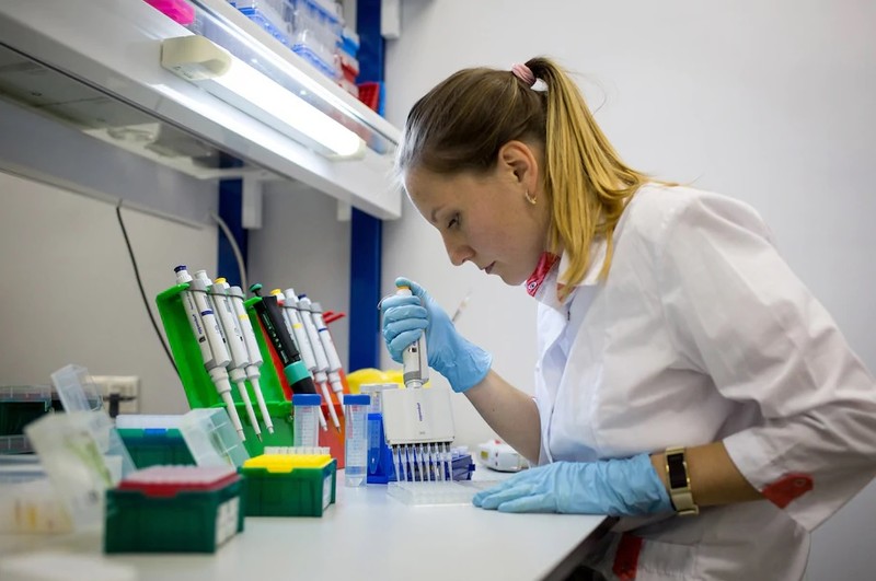 Một kỹ thuật viên phòng thí nghiệm thực hiện giai đoạn thử nghiệm vaccine Sputnik V tại Viện Gamaleya ở Moscow (Ảnh: Bloomberg)