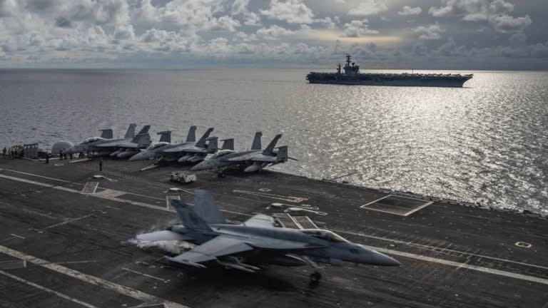 Một chiến đấu cơ F/A-18E Super Hornet trên tàu USS Ronald Reagan trong cuộc tập trận với tàu USS Nimitz trên Biển Đông ngày 6/7 (Ảnh: AP)