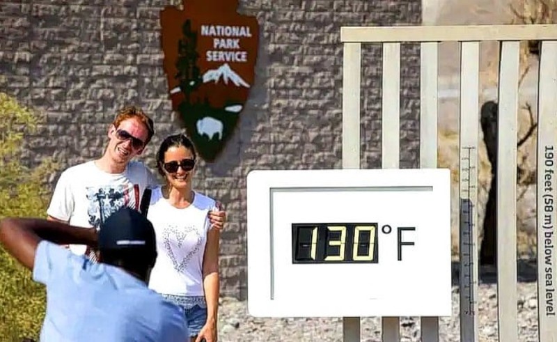 Một cặp đôi chụp ảnh tự sướng (Ảnh: OC)