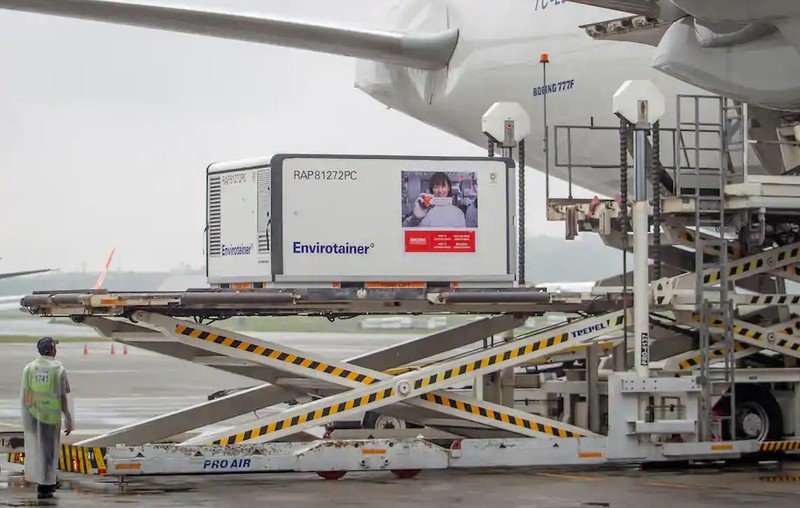 Thùng lạnh chứa vaccine COVID-19 của Sinovac tại sân bay Sao Paulo, Brazil ngày 19/11 (Ảnh: Bloomberg News)