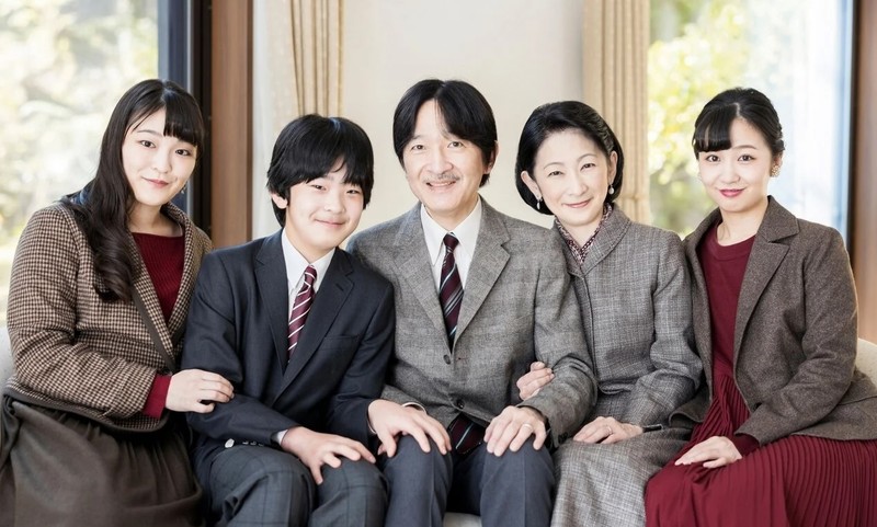 Công chúa Mako (trái, ngoài cùng), Thái tử Akishino cùng các thành viên khác trong gia đình cô (Ảnh: AFP)