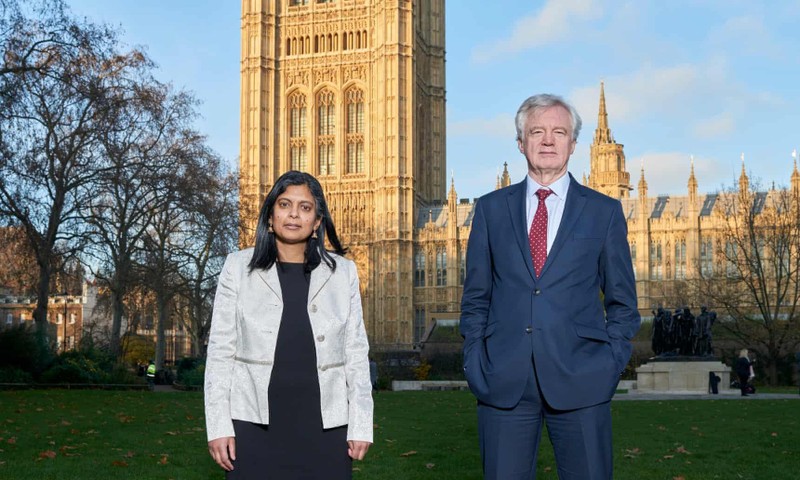 Cựu Bộ trưởng Brexit David Davis và bà Rupa Huq thuộc đảng Bảo thủ kêu gọi chính phủ Anh sử dụng vitamin D trong điều trị COVID-19 (Ảnh: The Guardian)